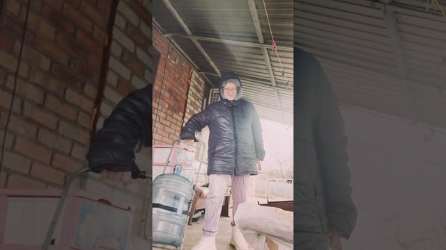 #2024 #деревня #вода #весело Весёлый поход за водичкой. смотреть онлайн