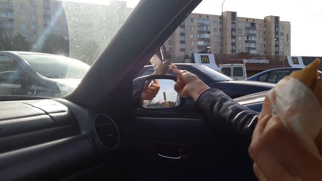 Impudent sparrows in Macdonalds. Наглые воробьи в маке