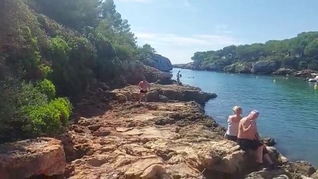 Отдых на Менорке. Прыжок со скалы Globales Cala'n Blanes смотреть онлайн
