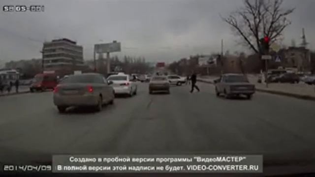 Пешеход жестоко наказал водителя смотреть онлайн