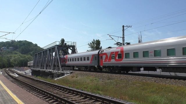 2ЭС4К-063 с пассажирским поездом смотреть онлайн