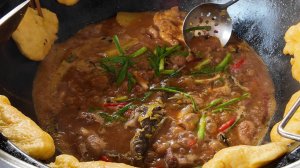 Странный китайский суп с мясом, кишками и живой рыбой
