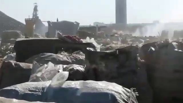 Тушение пожара на мусорном полигоне в Кривом Роге смотреть онлайн