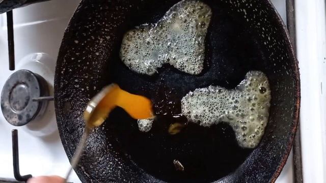 Теплый салат с печенью и грушей