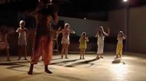 Аниматоры в Турции развлекают детей танцами