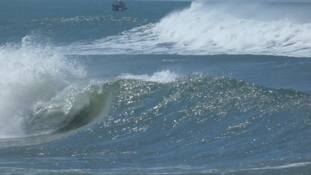 Beautiful tiny wave somewhere in Portugal (foto sequence) смотреть онлайн