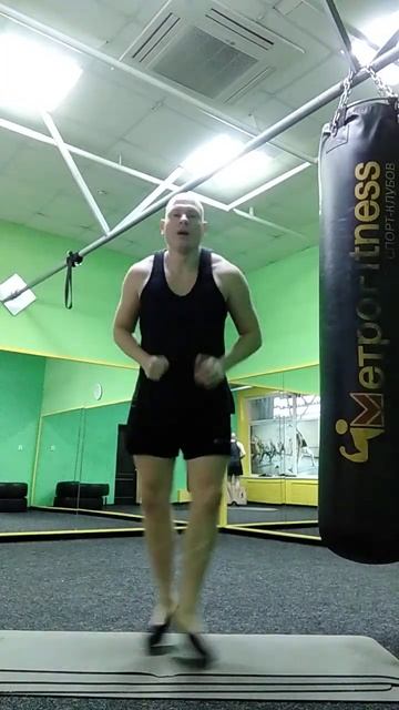 Поочередное касание рук в приседе. Фитнес. Аэробика. Кардио. Сжигание жира. Развитие выносливости смотреть онлайн