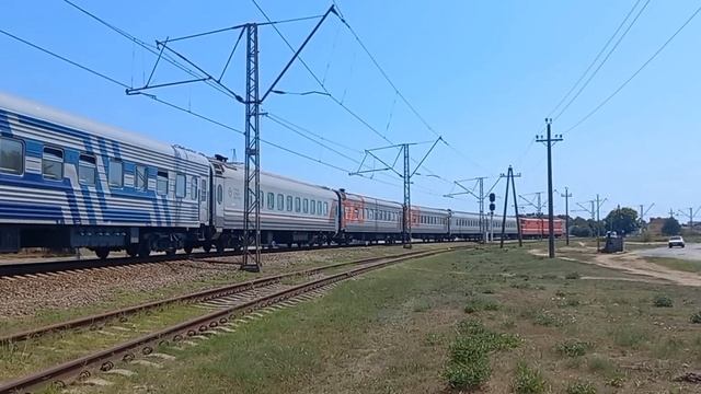 ВЛ10-1834 с поездом №179 СПБ-Евпатория следует по улице Короленко+приветливая бригада! [АВГУСТ КЖД] смотреть онлайн