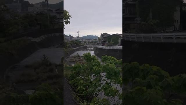 Утренняя прогулка по городку Клифсайд Харбор перед поездкой на пароме. Шодошима, Япония. 4К
