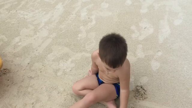 Ромарио на пляже отеля DIAMOND BAY RESORT & SPA смотреть онлайн