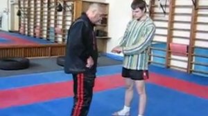 удары коленом со сменой ног