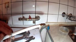 Подвод воды для фильтра. Используем тройник.