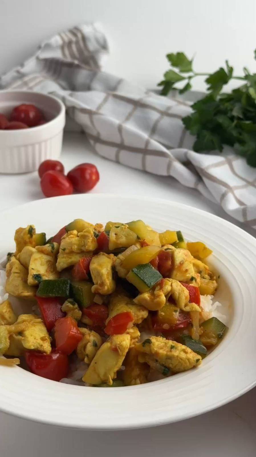 Соте из курицы с овощами — идеальный вариант легкого и вкусного ужина 🍽 #foodru #рецепты