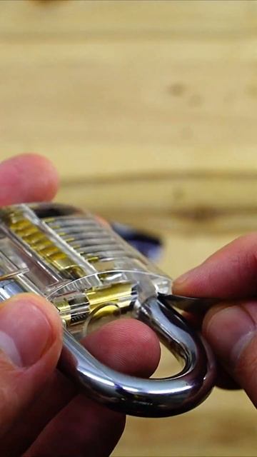 Как вскрыть замок алюминиевой банкой? / How to open a lock with an aluminum can? смотреть онлайн