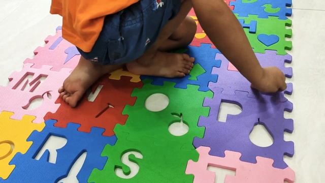 Aarav learns English Alphabets with ABC song смотреть онлайн