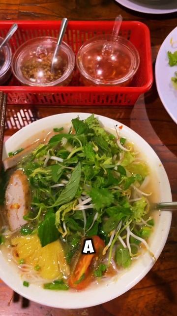 Вьетнамский суп. Кислый суп Вьетнам. #уличнаяеда #вьетнам #жизньвовьетнаме #нячанг #vietnamesefood смотреть онлайн