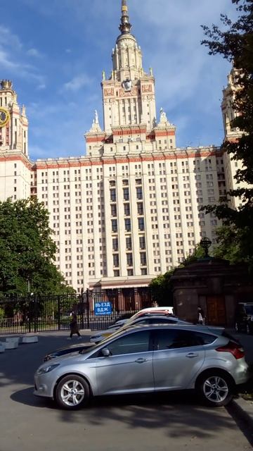 The court yard of the University Moscow State University.Внутренний двор МГУ. смотреть онлайн