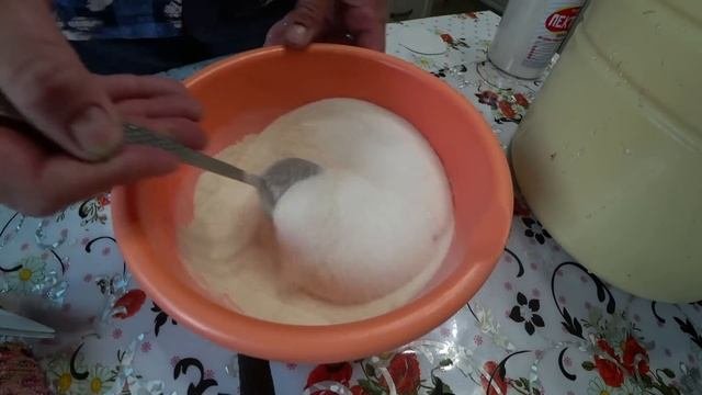 Куда девать жимолость? Варим варенье и замораживаем на коктейли.