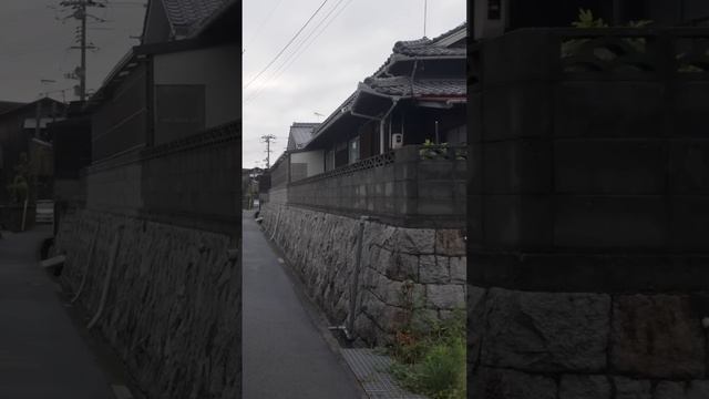 Утренняя прогулка по городку Клифсайд Харбор перед поездкой на пароме. Шодошима, Япония. 4К