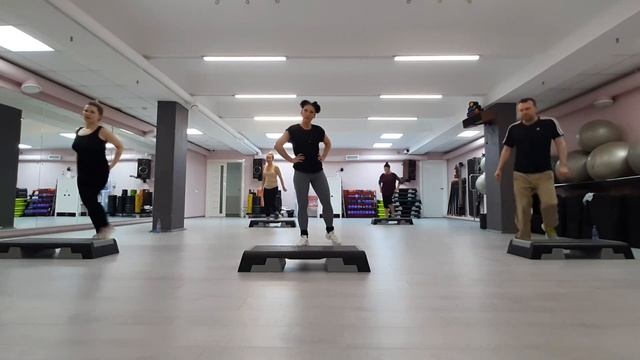 СТЕП АЭРОБИКА ЦЕЛОЕ ЗАНЯТИЕ / СИЛОВАЯ НА СТЕПЕ / КАРДИО ТРЕНИРОВКА смотреть онлайн