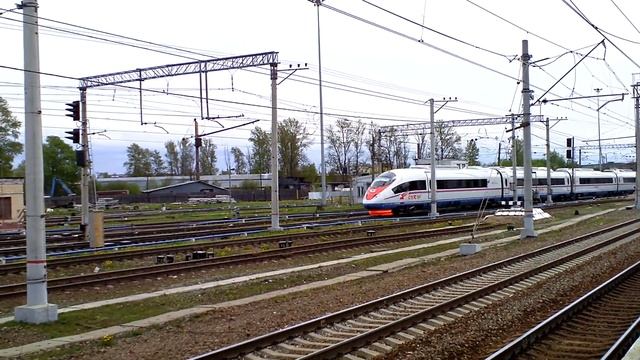 Сапсан и тепловоз ЧМЭ3-6802 с пассажирским смотреть онлайн