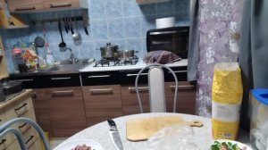 Готовлю куриный суп лапша,пеку пиццу.