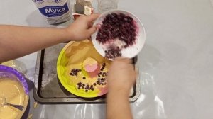 Шарлотка с черникой