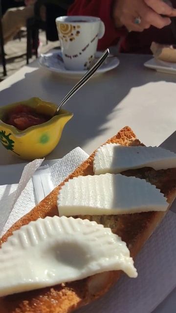 день начинаю с завтрака - кофе , тостада, сыр фреско и томат смотреть онлайн