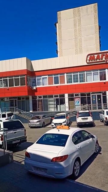 Кудепста Сочи - улица Искры много различных магазинов от фруктов шашлыка удобная улица район 5.07.2