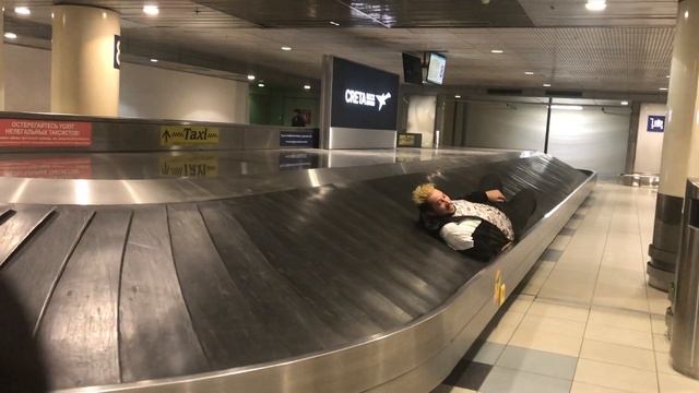 Рома на выдаче багажа в Шереметьево смотреть онлайн