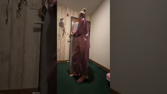 Девушка показала, как предостерегает себя от грабителей в отеле. смотреть онлайн