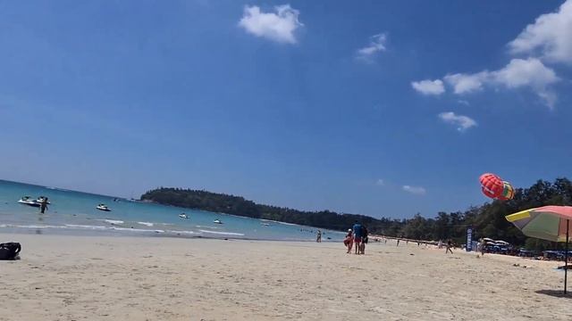 Алиса и Арсений играют на пляже KATA PHUKET #каналдлядетей #каналдлядевочек смотреть онлайн