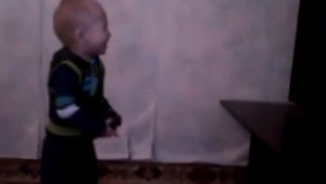 малыш играет в икс бокс