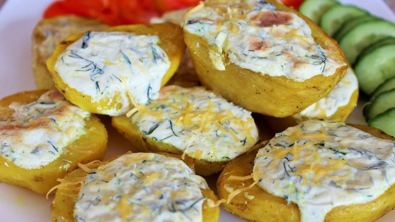 ЧЕСНОЧНАЯ КАРТОШКА в духовке! Обалденный картофель под сливочно-чесночным соусом! смотреть онлайн