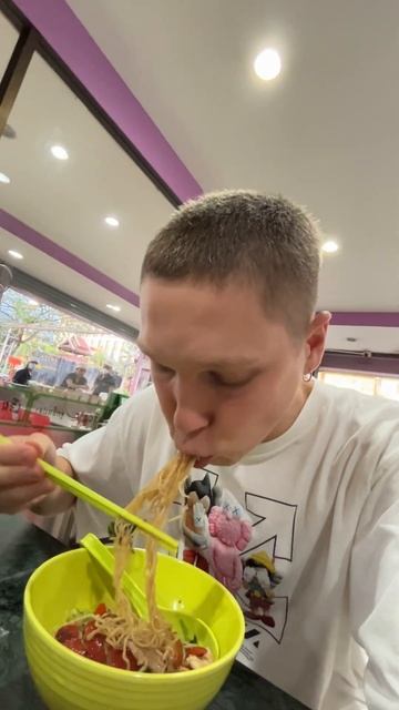 Что можно купить на 200 рублей в тайской столовой? смотреть онлайн