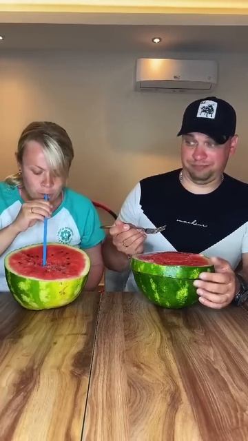 Он спрятал свои сладости в арбузе, а она их нашла🍉 #shorts Лучшее видео от Лысый и Блондинка смотреть онлайн