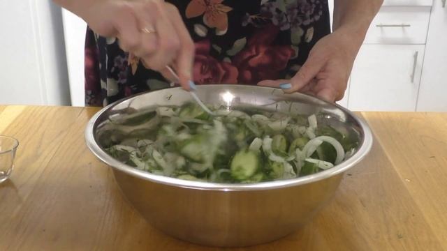 ВКУСНЫЕ ЗАГОТОВКИ НА ЗИМУ.РЕЗАНЫЕ ОГУРЦЫ С ЛУКОМ И ЧЕСНОКОМ. смотреть онлайн