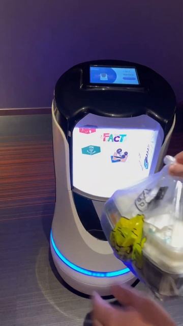 РОБОТ принес еду в отеле!!! Китай 2021. Первые эмоции 😱😁😳 #китай #shortsfeed #shorts #жизньвкитае смотреть онлайн