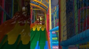 Володя лезет по горке вверх, в игровой Family Park в ТЦ «Юбилейный» г. Хабаровск, Володе 3,8 года