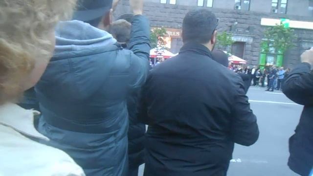 БОЙ БАРАБАНОВ ШОКИРОВАЛ КИЕВЛЯН НА КРЕЩАТИКЕ смотреть онлайн