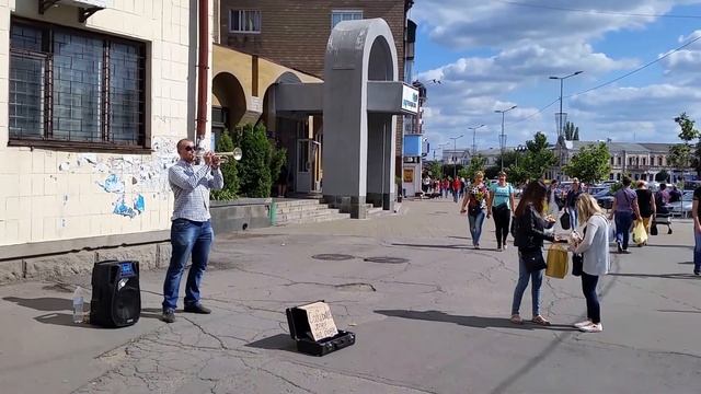 В центрі Умані трубач збирав дружині на роди смотреть онлайн
