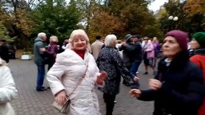 А я эту осень не на что не променяю. Песня супер.