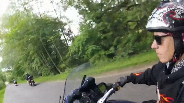 По Беловежской Пуще на мотоциклах. смотреть онлайн