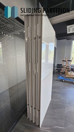 Белая раздвижная стена: Преображение вашего офисного пространства в Москве