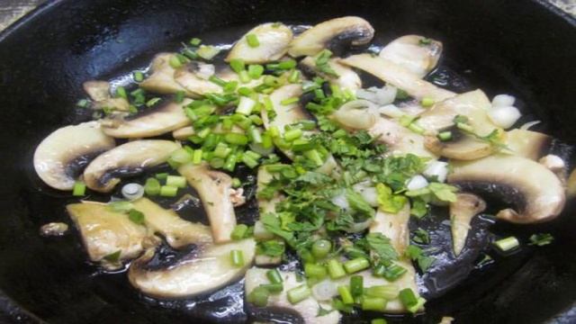 Лепешки с начинкой из грибов и сосисок
