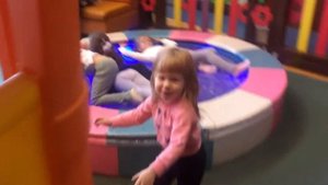 Настя в игровой комнате торгового комплекса