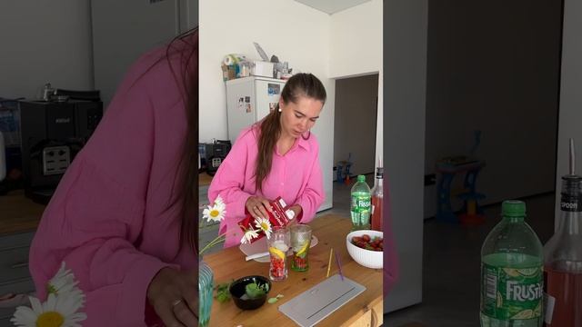 Готовлю клубничный мохито 🍓