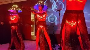 Девушки торшеры:  световое шоу QUINTESSENCE