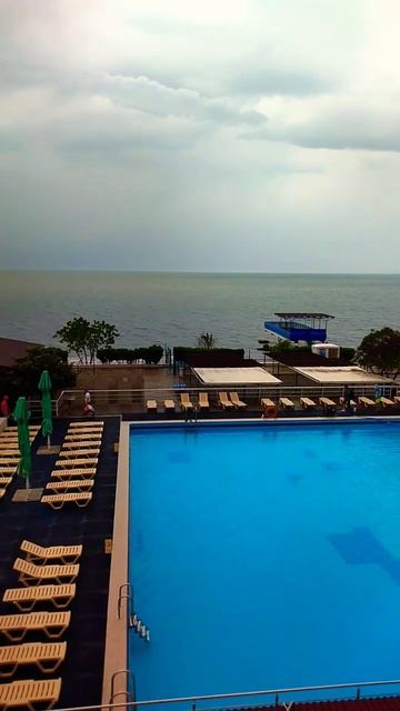 Сочи, вечер, дождик, май. +23.Море +17 смотреть онлайн