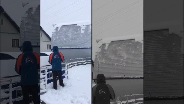 Начало рабочего дня в первый заснеженный день на курорте Эльбрус смотреть онлайн